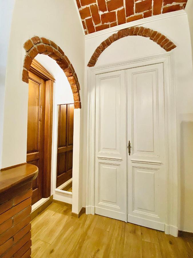 Exquisitely Renovated And Centrally Located Apartment With Free Parking Turin Ngoại thất bức ảnh